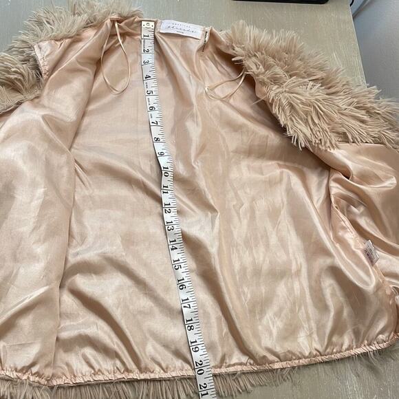 American Threads faux fur cropped bell sleeve jacket - Picture 8 of 9